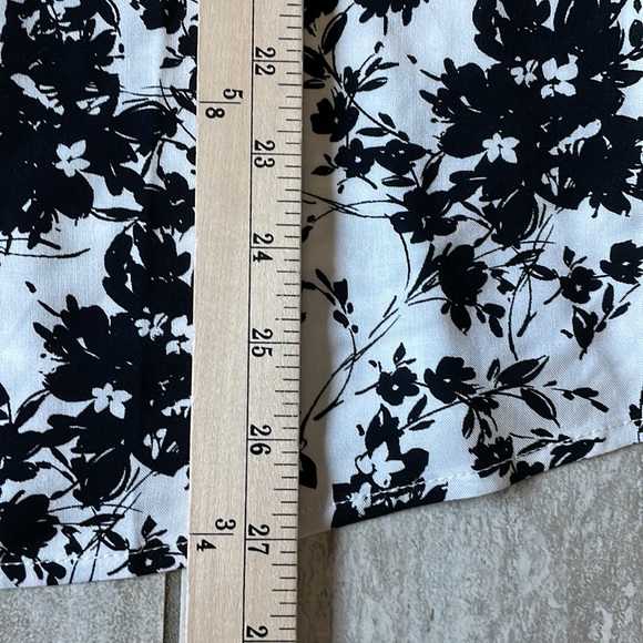 Adrienne Vittdini,L,white in floral design,wide neck,sheered3/4sleeves,for women - Picture 4 of 6